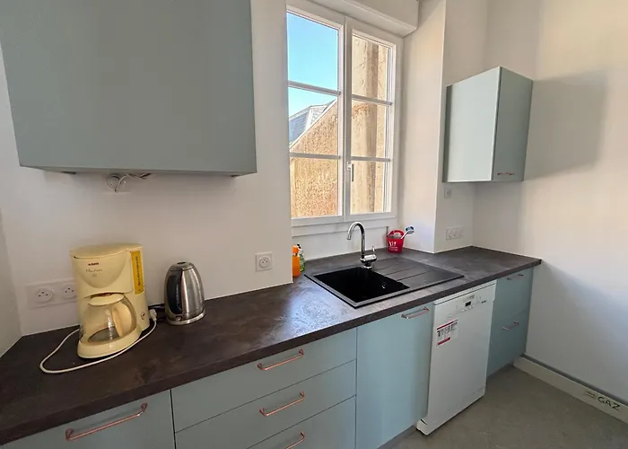 Lägenhet T4 Face Mer, Proche Commerces, 2 Balcons, Cuisine Equipee, 2eme Etage Sans Ascenseur - Fr-1-197-271 *