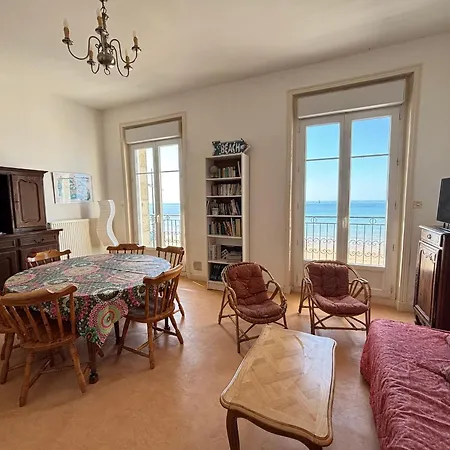 T4 Face Mer, Proche Commerces, 2 Balcons, Cuisine Equipee, 2eme Etage Sans Ascenseur - Fr-1-197-271 *